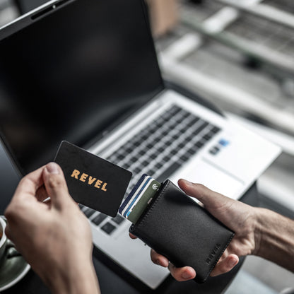 Проследимият кожен портфейл EP302 с RFID защита