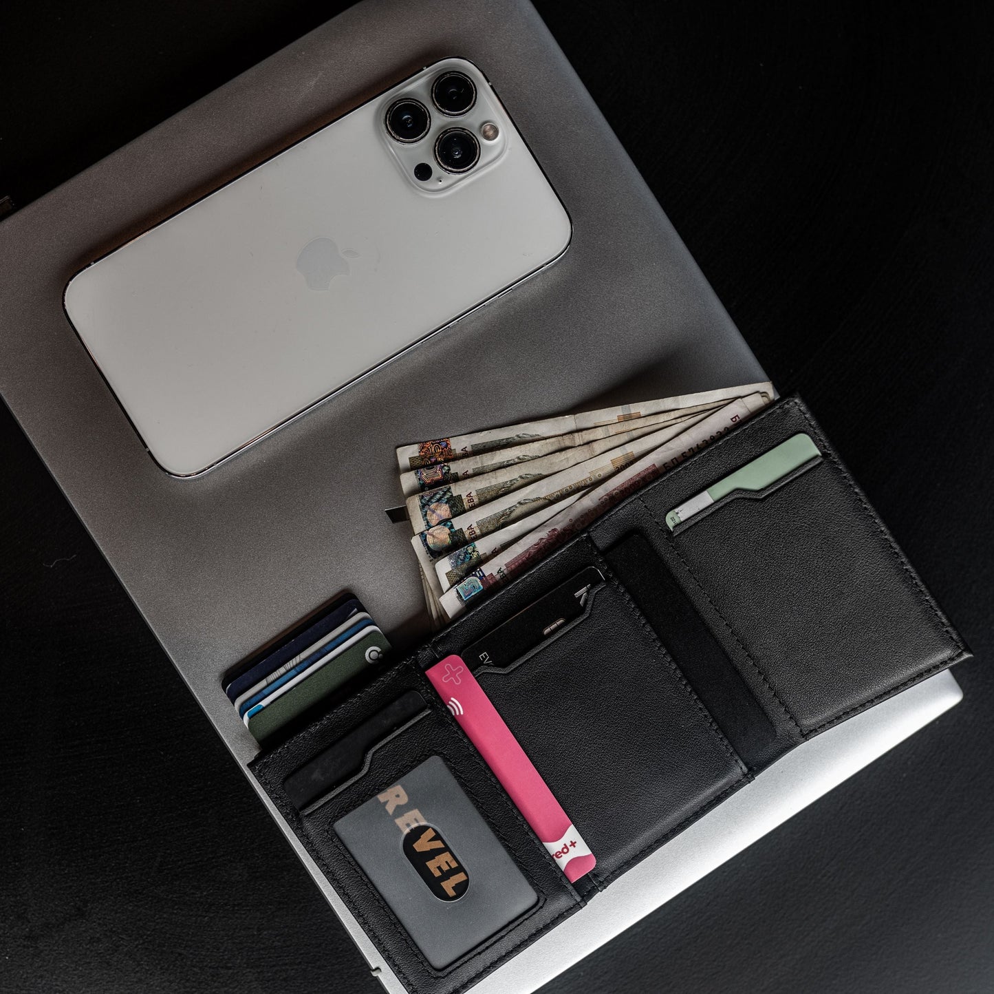 Проследимият кожен портфейл EP302 с RFID защита