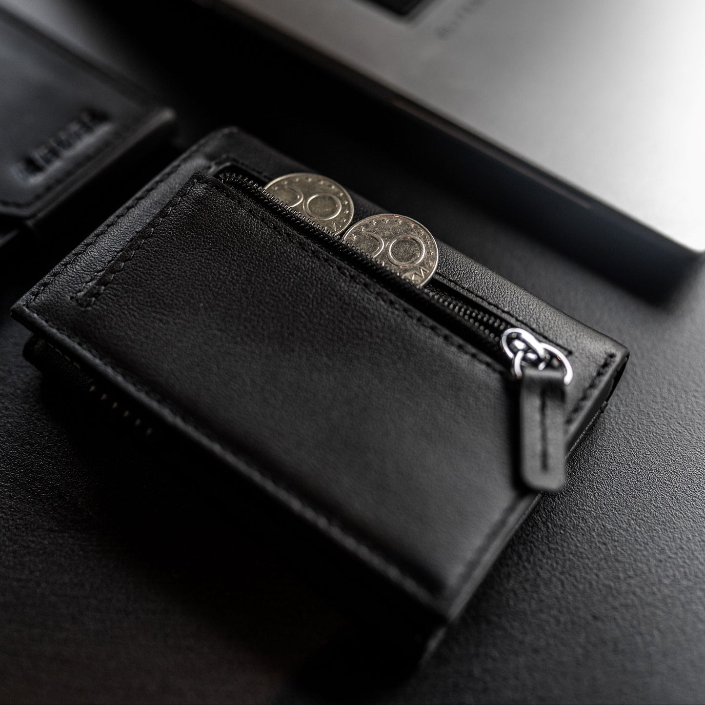 Проследимият кожен портфейл EP302 с RFID защита