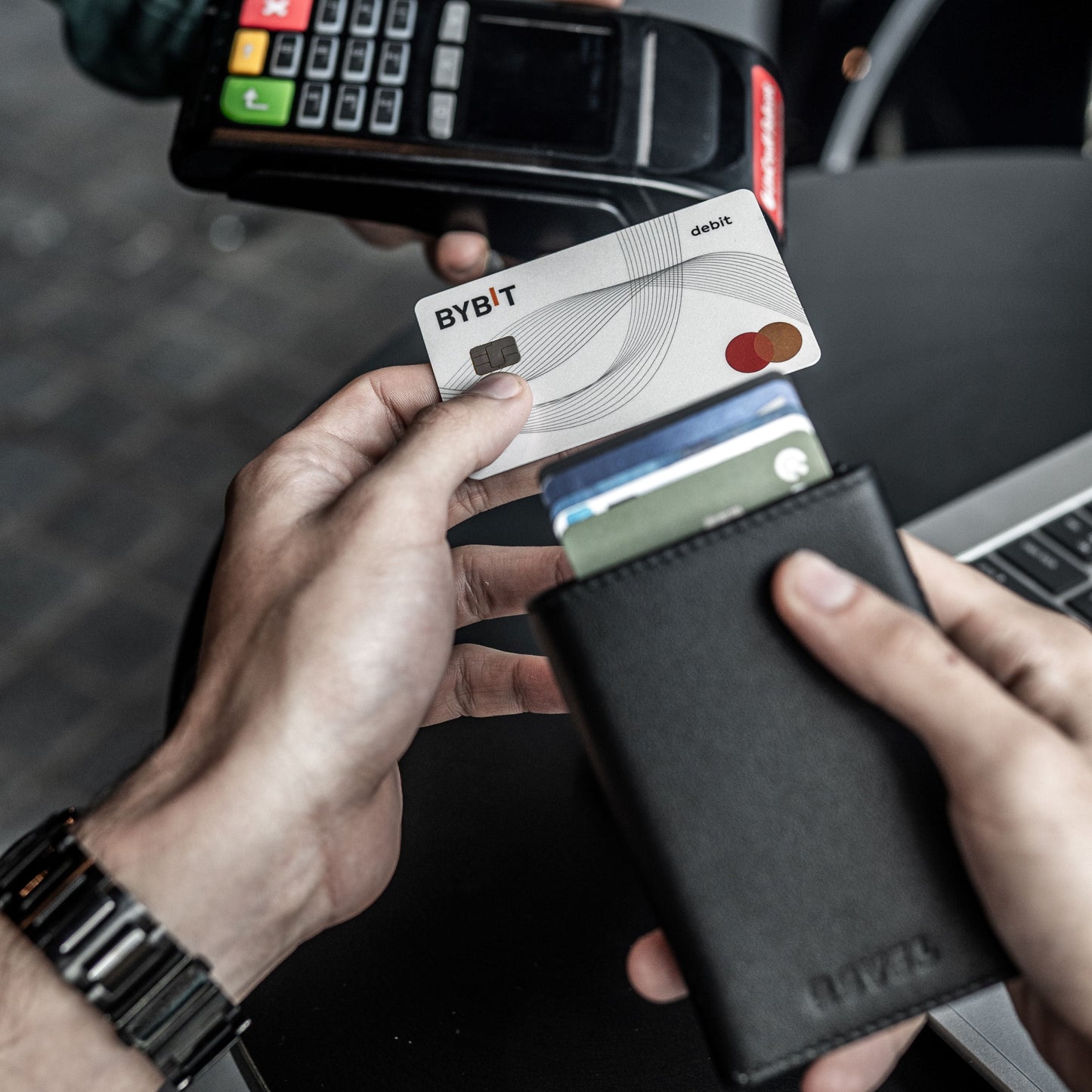 Проследимият кожен портфейл EP302 с RFID защита