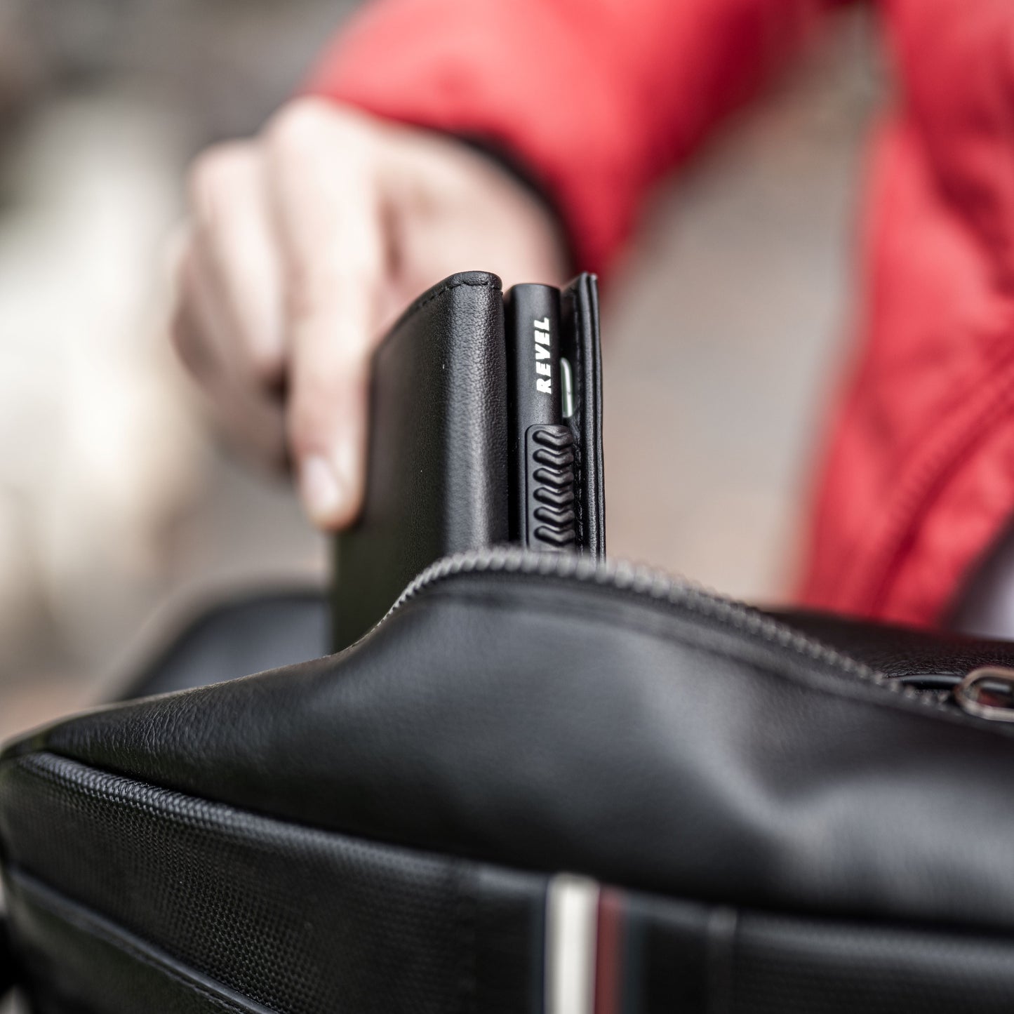 Проследимият кожен портфейл EP302 с RFID защита