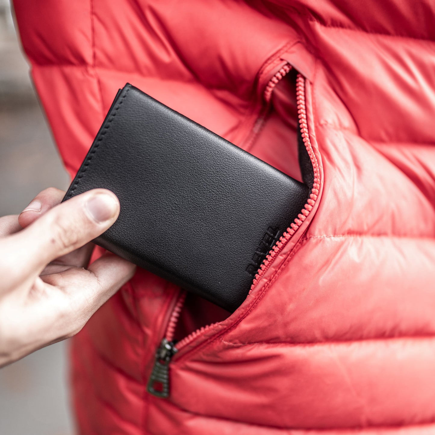 Проследимият кожен портфейл EP302 с RFID защита