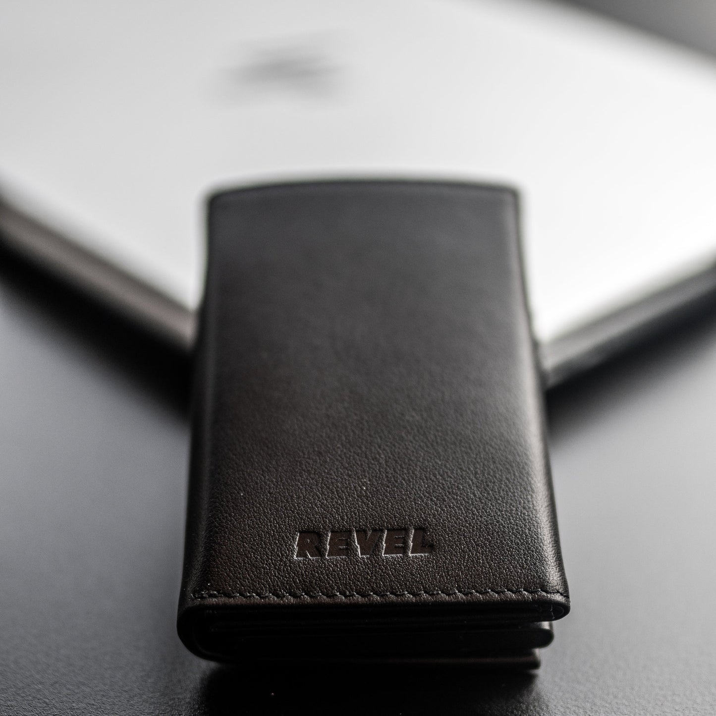 Проследимият кожен портфейл EP302 с RFID защита